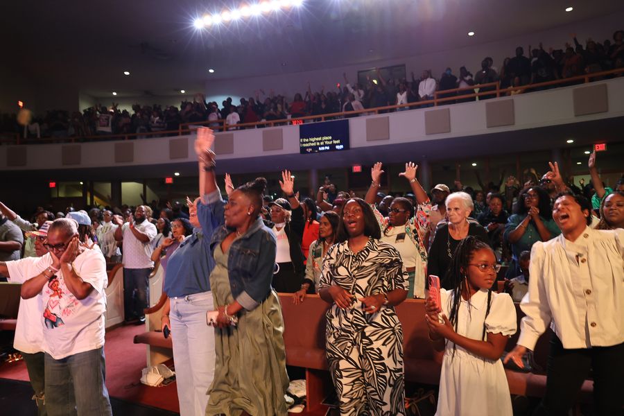 Crowd worship moment